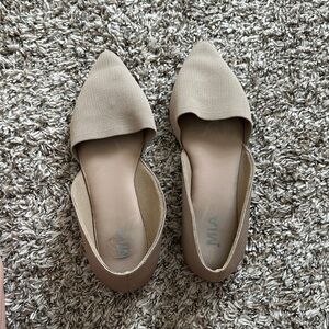 J/SLIDES Women's Beige Pointed Flats